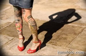 Фото тату на ногах, представляющих собой сочетание различных стилей и сюжетов. Яркие цвета, детализированные рисунки, включая лотосы, узоры и абстрактные элементы.