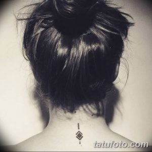 Фотография стильной татуировки на затылке, состоящей из геометрических фигур. Черные линии и четкие формы создают современный и лаконичный образ.