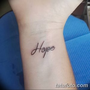Фото тату с надписью 'Hope' на женском запястье. Простой и элегантный рисунок татуировки черным цветом.