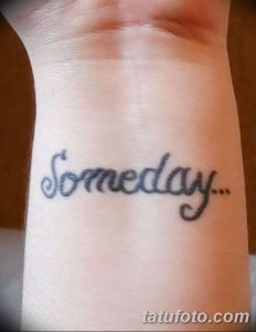 Фото тату: надпись "Someday..." красивым шрифтом на запястье. Минималистичная татуировка с мотивационным смыслом.
