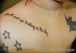 Фото татуировки на груди с изображением цитаты 'You'll end up looking at the sky' и нескольких черных звезд. Личный и вдохновляющий эскиз.