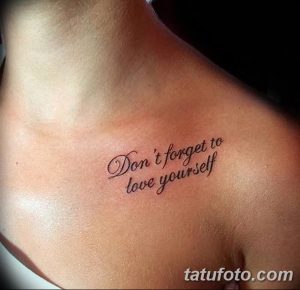 Фото татуировки на ключице с надписью "Don't forget to love yourself". Рисунок выполнен в черном цвете каллиграфическим шрифтом.