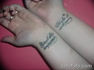Фото парных татуировок на запястьях с надписями "Steal this moment" и "Make it worth saving". Рисунок выполнен в черном цвете каллиграфическим шрифтом.