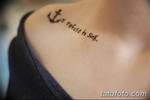 Фото татуировки на плече с изображением якоря и фразой "I refuse to sink". Рисунок выполнен в черном цвете в минималистичном стиле.