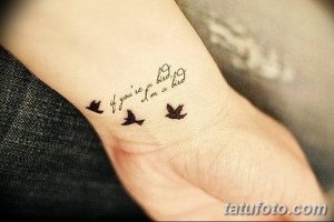 Фото минималистичной татуировки с изображением трех птиц и надписью 'If you're a bird, I'm a bird' на запястье. Нежный и символичный рисунок татуировки.