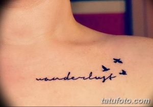 Фото тату: надпись "wanderlust" и силуэты птиц, выполненные в черном цвете на ключице.