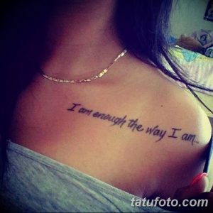Фото тату: фраза "I am enough the way I am..." начертана на коже ключицы, выполненная в черном цвете.