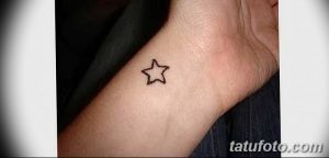 Фото минималистичной тату звезды на запястье. Тонкий контур, простой дизайн, небольшая татуировка.