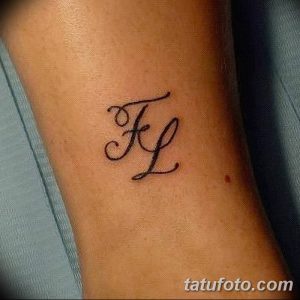 Фото татуировки на запястье: стилизованные инициалы 'F' и 'L', выполненные в черном цвете.