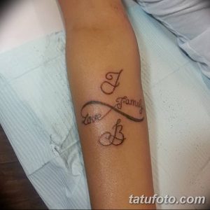 Фото тату: татуировка в виде символа бесконечности с именами 'J', 'Love' и 'B' на предплечье, выполненная в коричневых тонах. Символ семейных уз и любви.