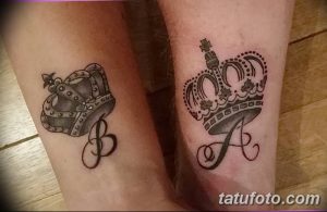 Фото парных тату на предплечьях. На одной татуировке изображена серая корона с буквой 'B', на другой - корона с буквой 'A'. Стильный рисунок татуировки.