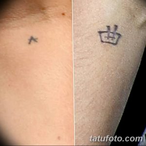 Фото тату с минималистичными черными иероглифами на коже. Иероглифы расположены на спине и предплечье, символизируя связь между двумя людьми.