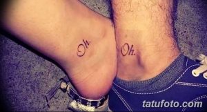 Фото парной татуировки с надписью 'Oh.' на лодыжках. Минималистичный дизайн, черно-белая татуировка, оригинальный стиль.