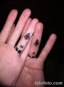 Фото тату на пальцах: маленькие надписи 'love' на одном пальце и 'Z' на другом, выполненные черными чернилами.