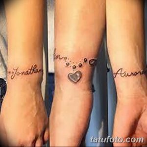 Фото тату на запястьях: имена 'Jonathan', 'Aurora' и 'In' с сердечками, символизирующие семейные узы и любовь.