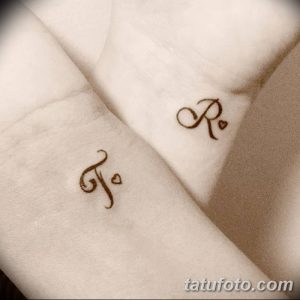 Фото тату: парные татуировки на запястьях с инициалами 'J' и 'R', украшенными маленькими сердечками. Нежные и романтичные татуировки для влюбленных.