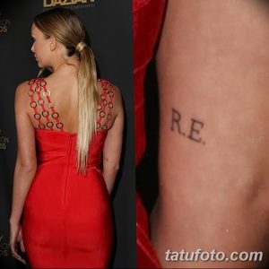 Фото тату: инициалы 'R.E.' на боку девушки в красном платье. Небольшая, аккуратная татуировка, выполненная тонкими линиями.