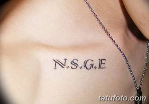 Фото тату: инициалы 'N.S.G.E' выполнены простым шрифтом на груди. Небольшая, сдержанная татуировка, подходящая для тех, кто ценит лаконичность.