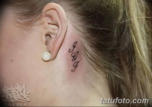 Фото тату: три инициала 'J.G.J' выполнены тонкой линией на затылке. Небольшая, аккуратная татуировка, подходящая для тех, кто предпочитает минимализм.