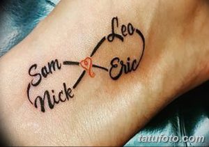 Фото тату с именами 'Sam', 'Nick', 'Leo' и 'Eric', объединенными символом бесконечности и сердечком на лодыжке. Нежный и значимый рисунок татуировки.