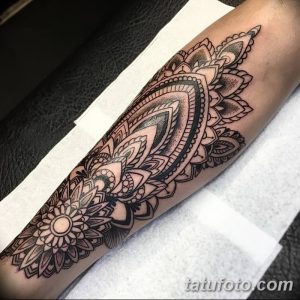 Фото тату на предплечье: сложная и детализированная мандала, выполненная в черно-белой технике с использованием точек и линий.