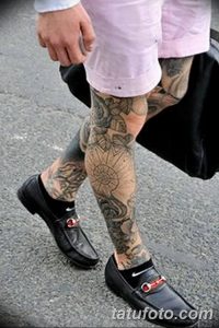 Фото тату на ноге в виде рукава: сочетание различных элементов, включая геометрические узоры, цветы и абстрактные фигуры, выполненное в черно-серых тонах. Идеально для тех, кто любит эклектичные и оригинальные татуировки.