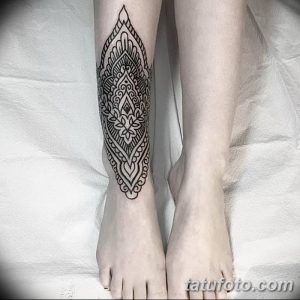 Фото татуировки на голени в стиле Хендпоук (Handpoke). Черно-белый рисунок с геометрическими узорами и орнаментами.