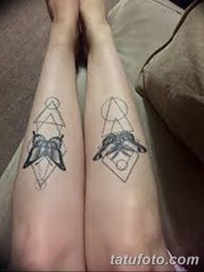 Фото парных татуировок пчел на руках, заключенных в геометрические фигуры. Черно-белый рисунок с тонкими линиями и детализированной проработкой.