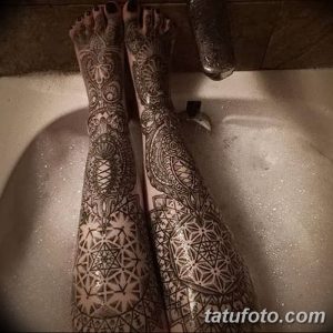 Фото тату: женские ноги, украшенные сложными узорами хенны и татуировками в стиле мандала.