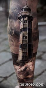 Фото тату: реалистичный рисунок маяка на мужском предплечье, выполненный в черно-серых тонах с добавлением эффекта брызг краски.