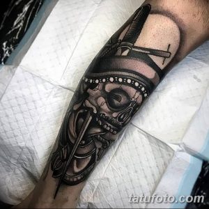 Черно-серая татуировка на предплечье с изображением черепа, пронзенного кинжалом. Реалистичный рисунок с добавлением темных теней.