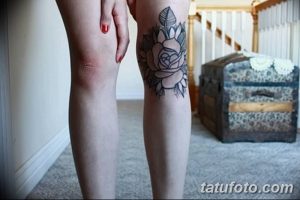 Фото тату: Черно-серая татуировка розы на колене. Детализированное изображение с использованием штриховки и теней.