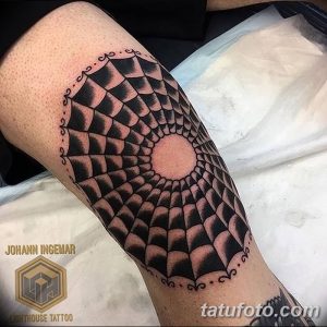 Фото тату геометрического узора на колене. Черно-белый рисунок в стиле Blackwork, создающий эффект оптической иллюзии.