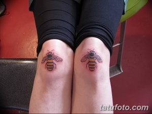 Фото парных татуировок пчел на коленях. Две одинаковые татуировки с детально проработанными крыльями и полосками.