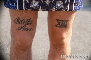 Фото татуировок надписи 'Santa Ana' и римских цифр 'XIII' на ногах. Минималистичный стиль, тонкие линии.