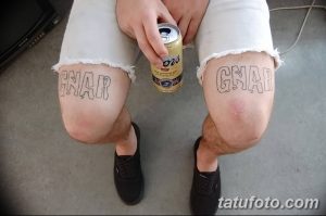 Фото тату: минималистичные татуировки надписи 'GNAR' на коленях, выполненные простым шрифтом в черном цвете.