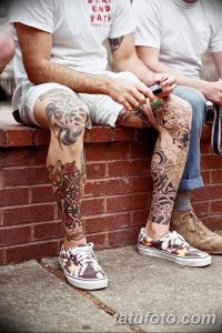 Фото тату: масштабные японские татуировки на голенях, изображающие карпов кои, волны, цветы и другие традиционные элементы.
