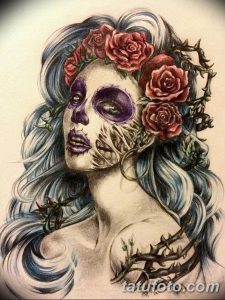 Красочный эскиз татуировки в стиле сахарная черепушка (Santa Muerte) с украшением из красных роз и голубыми волосами. Детализированная прорисовка цветов и черепа.