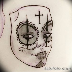 Эскиз татуировки в стиле Sugar Skull с изображением женского лица, украшенного крестом и узорами. Детализированный черно-белый рисунок.
