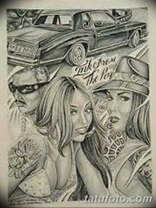 Эскиз татуировки с изображением двух девушек и автомобиля Lowrider. Детализированный черно-белый рисунок в стиле Chicano.