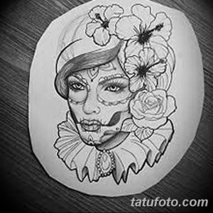 Эскиз татуировки в стиле Sugar Skull с изображением женского лица, украшенного цветами гибискуса и узорами. Детализированный рисунок для тату.