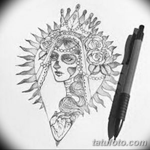 Эскиз татуировки с изображением девушки в стиле Sugar Skull, украшенной цветами и перьями. Детализированный рисунок для будущей татуировки.
