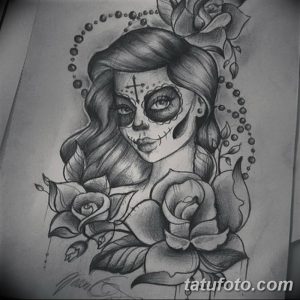 Черно-белый эскиз татуировки, изображающий Деву Марию в стиле Sugar Skull. Детализированный рисунок с изображением лица, украшенного цветами и крестом.