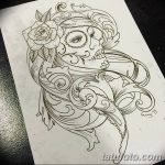 Черно-белый эскиз татуировки в стиле Sugar Skull с изображением женского лица, украшенного розами и сложными узорами. Детализированный и элегантный рисунок.