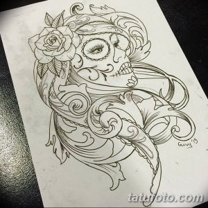 Черно-белый эскиз татуировки в стиле Sugar Skull с изображением женского лица, украшенного розами и сложными узорами. Детализированный и элегантный рисунок.