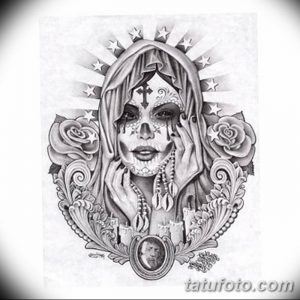 Эскиз татуировки, изображающий Деву Марию в стиле Sugar Skull. Черно-белый рисунок с детальной прорисовкой лица, украшенного цветами и крестом.