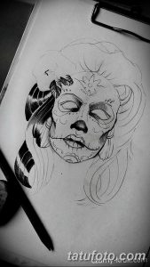 Эскиз татуировки в стиле Sugar Skull, выполненный в черно-белой гамме. Изображение женского лица с черепом, украшенного цветами и узорами.