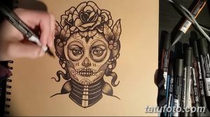 Красочный эскиз татуировки в стиле Sugar Skull (Калавера) с изображением женского лица, украшенного цветами и узорами. Яркий и детализированный рисунок.
