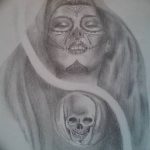 Черно-белый эскиз татуировки с изображением девушки в капюшоне, на лице которой виден череп. Выражает таинственность и загадочность.