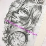Черно-белый эскиз татуировки с изображением девушки-черепа и старинных карманных часов. Подходит для тех, кто ценит время и красоту.